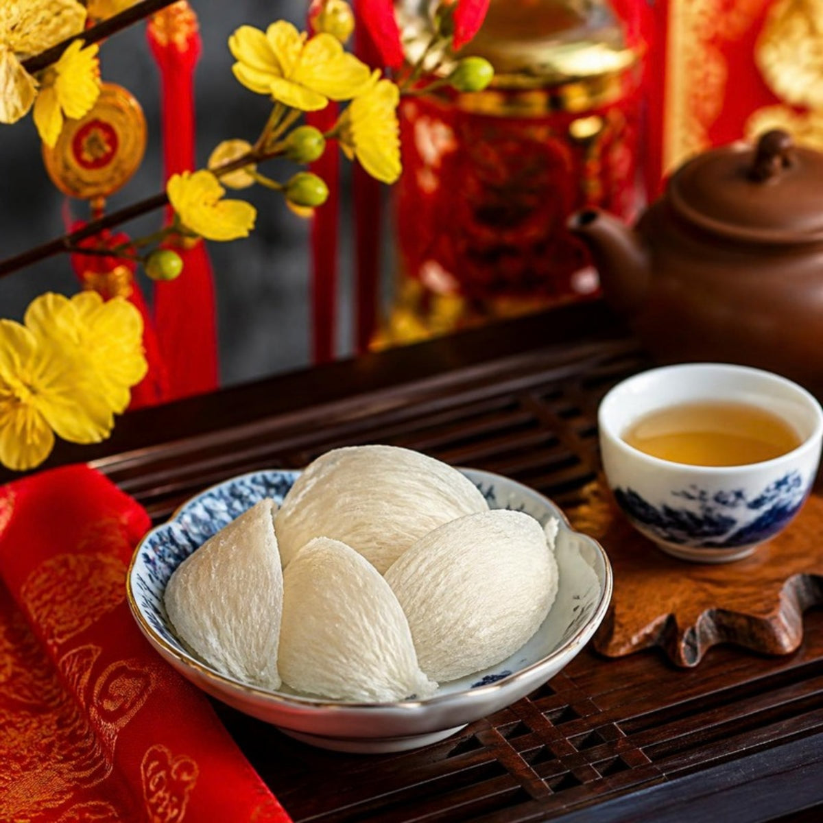 Tổ yến tinh chế loại 1 Khánh Hòa Hoàng Kim hộp 50g trên bàn trà ngày Tết (ảnh minh họa)