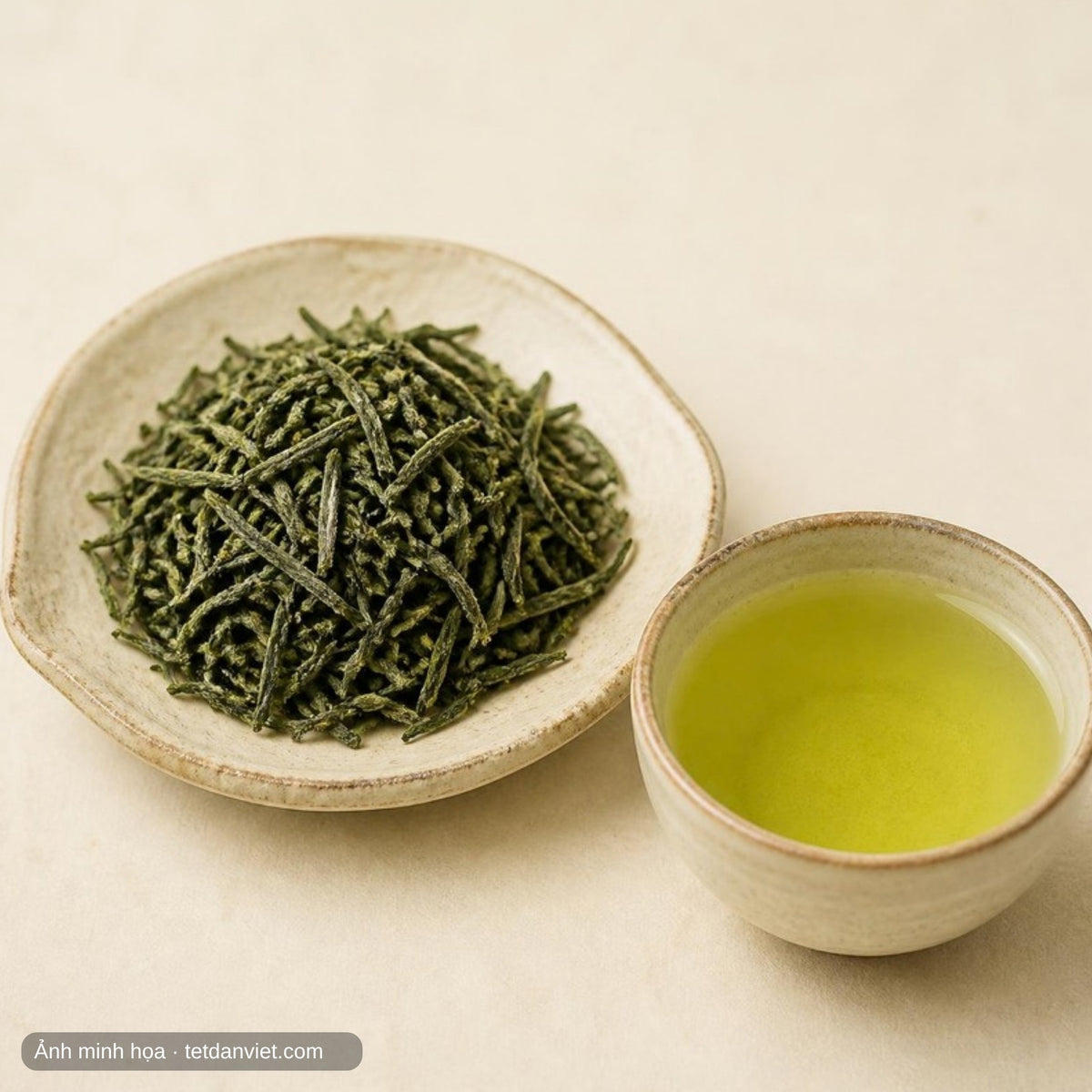 Chè tôm nõn Tân Cương: chè khô và chén trà – ảnh minh họa