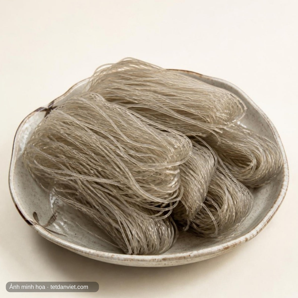Miến dong Bình Liêu khô trên đĩa gốm – ảnh minh họa