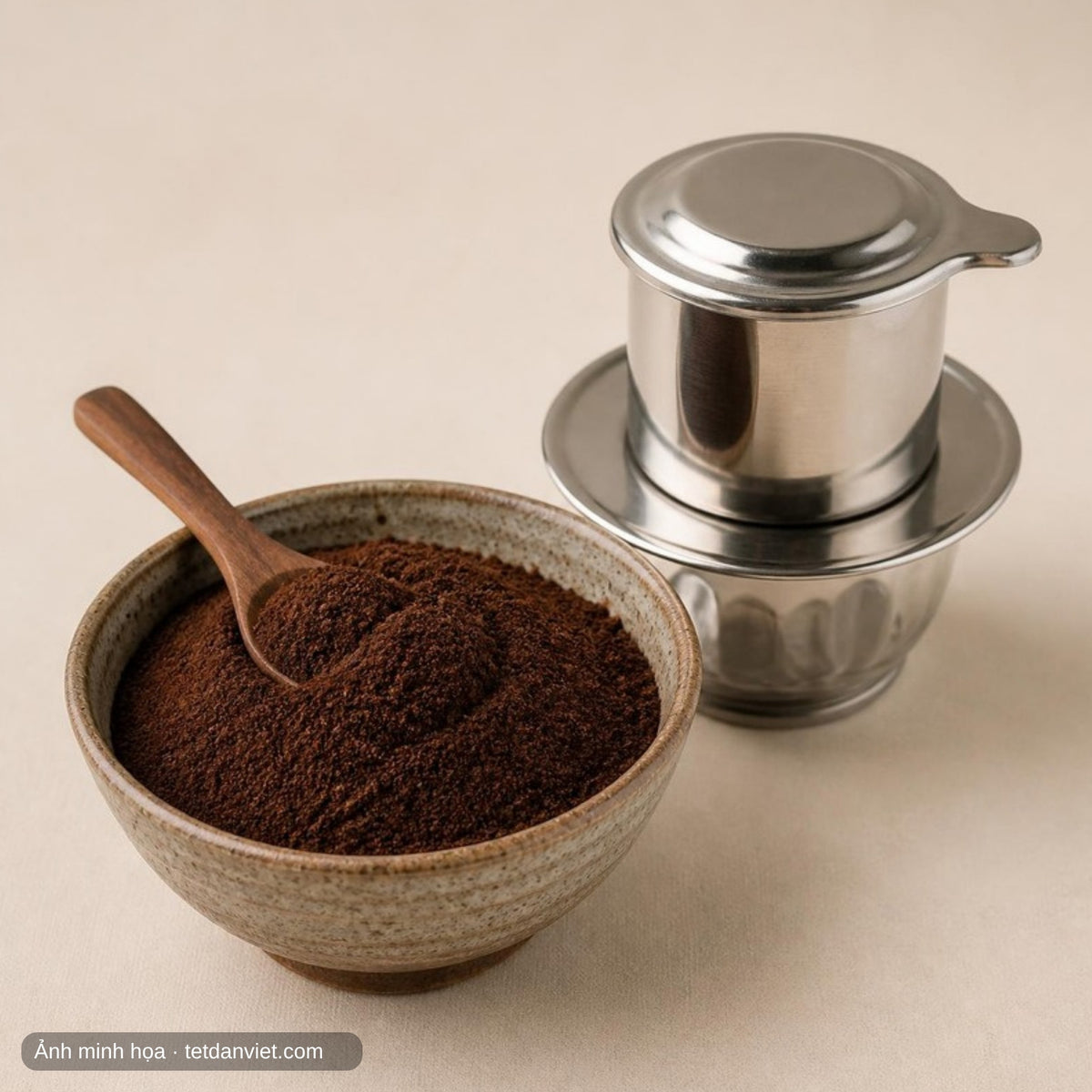 Cà phê bột Arabica Khe Sanh – ảnh chính, bát cà phê bột và phin