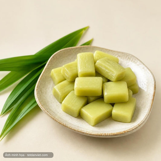 Kẹo dừa sáp lá dứa Cầu Kè – ảnh chính, đĩa gốm bên lá dứa