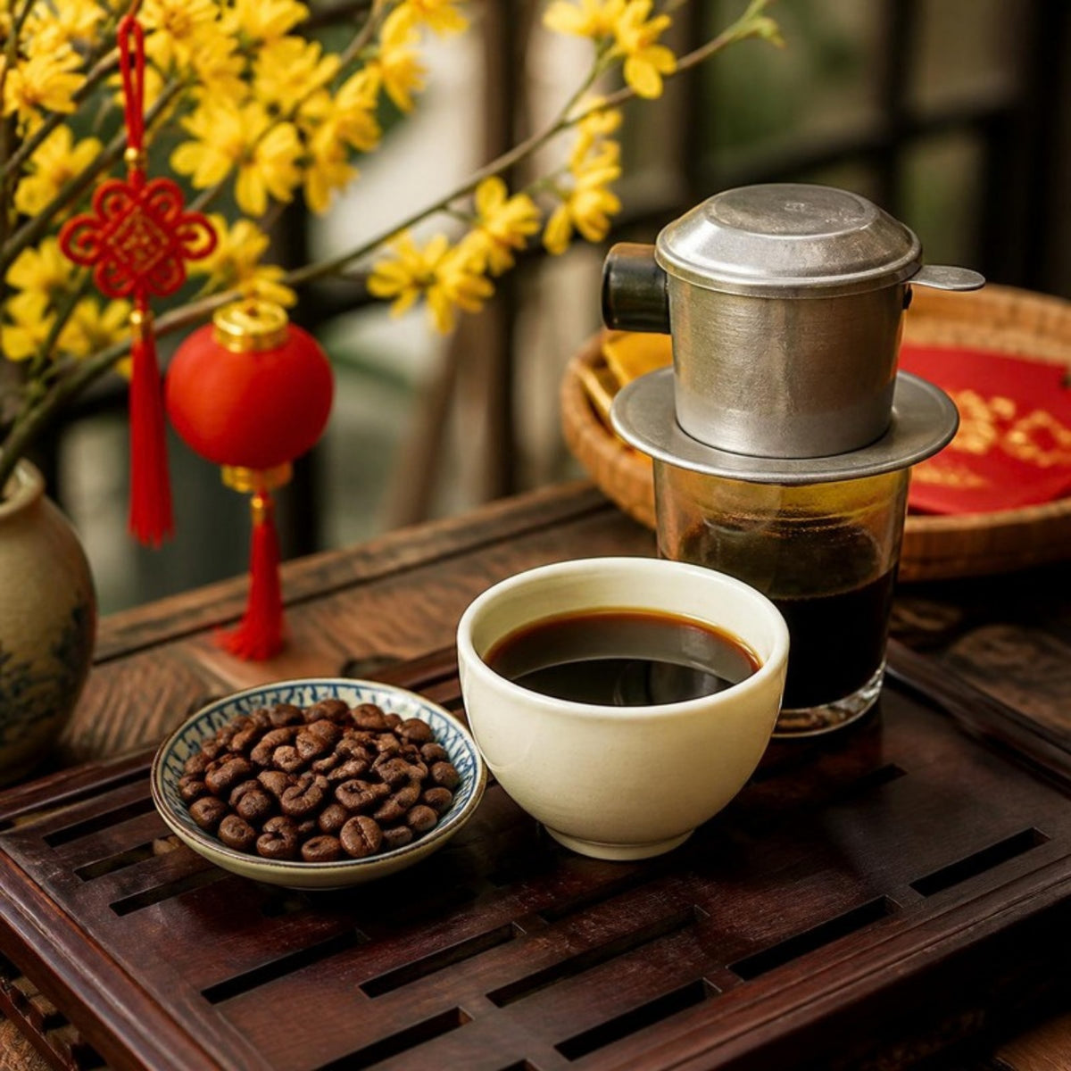 Cà phê hạt Robusta Bảo Lộc rang mộc B'Lao Farm túi 250g trên bàn trà ngày Tết (ảnh minh họa)