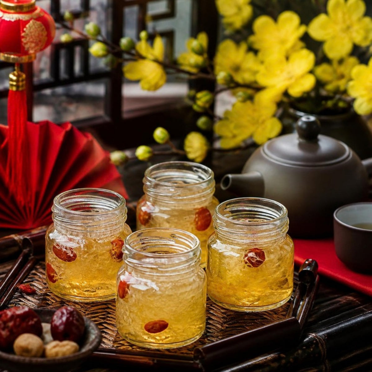 Hộp quà yến chưng mật hoa thốt nốt Chân Phương 4 hũ x 75ml trên bàn trà ngày Tết (ảnh minh họa)