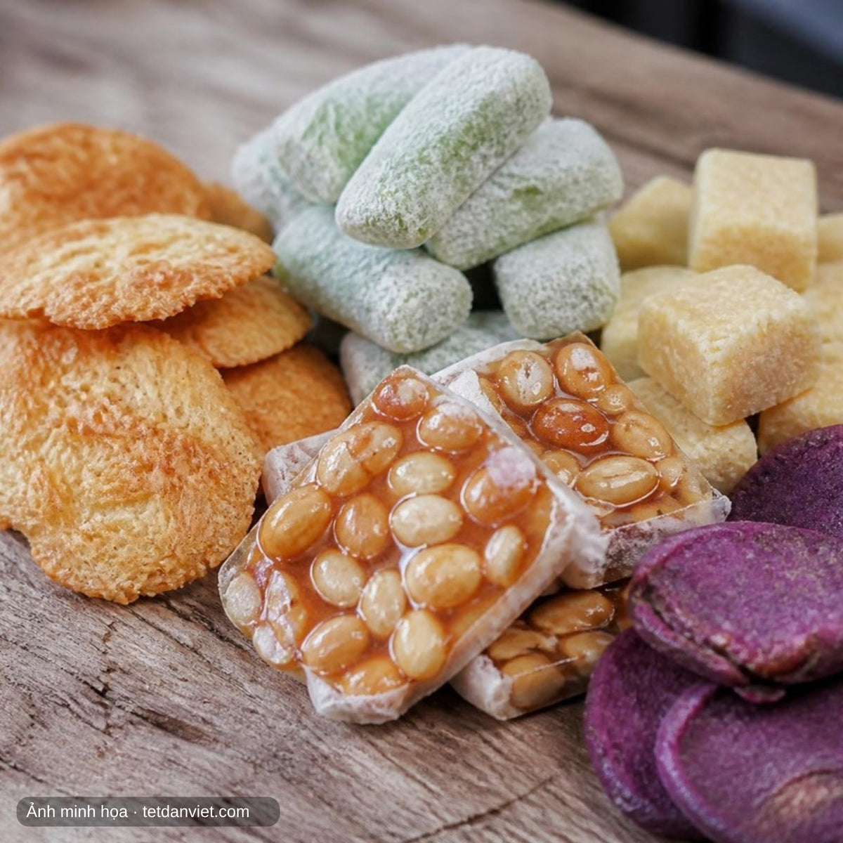 Cận cảnh kẹo dừa lá dứa, bánh dừa nướng, kẹo cu đơ, bánh đậu xanh, khoai lang tím sấy trong Hộp quà Tết Ngọt Ngào