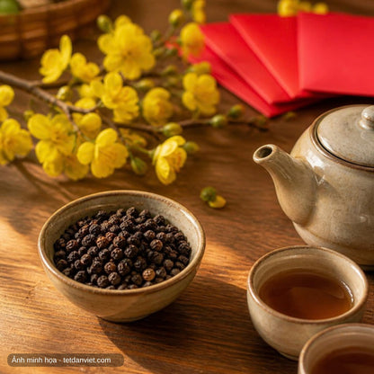 Tiêu đen hữu cơ Gia Lai trên bàn trà ngày Tết bên mai vàng