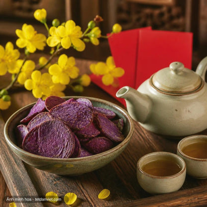 Khoai lang tím sấy Vĩnh Long trên bàn trà ngày Tết bên mai vàng