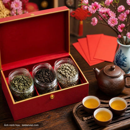 Hộp quà Tết Trà Xuân trên bàn tiếp khách ngày Tết bên cành đào hồng