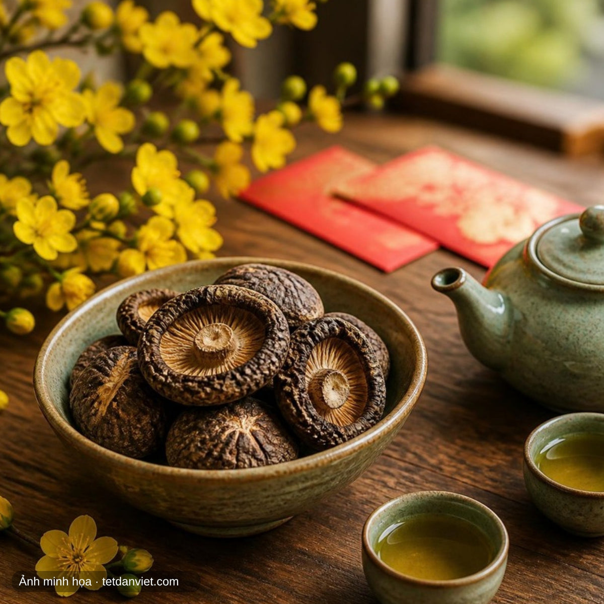 Nấm hương khô Thái Nguyên trên bàn trà ngày Tết bên mai vàng