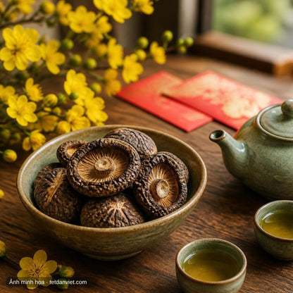 Nấm hương khô Thái Nguyên trên bàn trà ngày Tết bên mai vàng