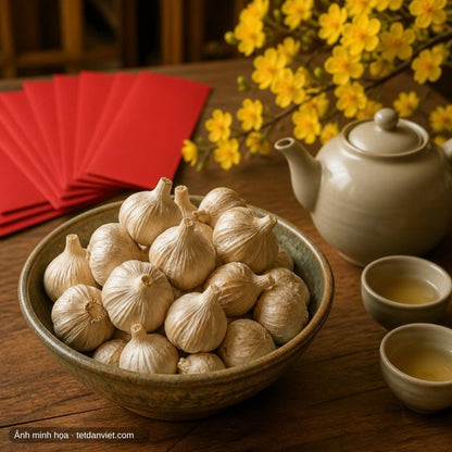 Tỏi Lý Sơn trên bàn gỗ ngày Tết bên mai vàng