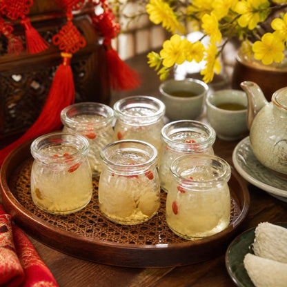 Yến chưng sẵn nguyên chất Nha Trang Nest Art hộp 10 hũ x 11g trên bàn trà ngày Tết (ảnh minh họa)